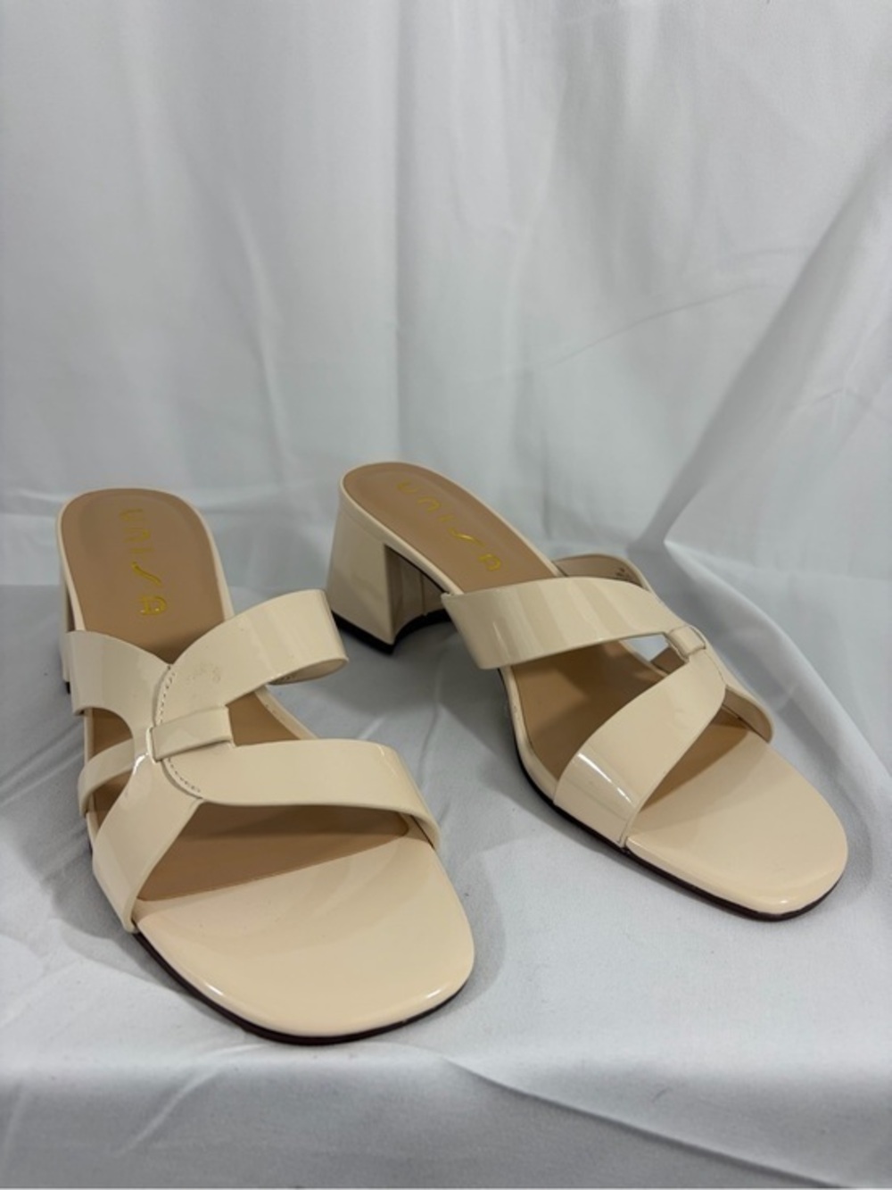 NWT Unisa Women’s Size 10 Leather Cream Block 2 Inch Heel